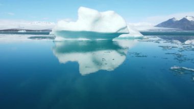 Jokulsarlon Buzul Gölü 'nde eriyen buzlar, Durgun Suda Büyük Buzdağları sürükleniyor, Arktik Doğa Buz Sahası. Destansı Yakın Hava Görünümü.