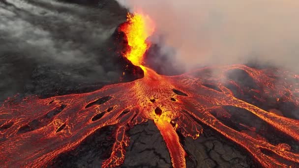 アイスランド火山噴火のドローン空中映像2023年 火山のLitli Hruturはグリンダヴィキとレイキャビクに近いレイキャビク渓谷に位置しています クレーターから出てくる熱い溶岩とマグマ — ストック動画