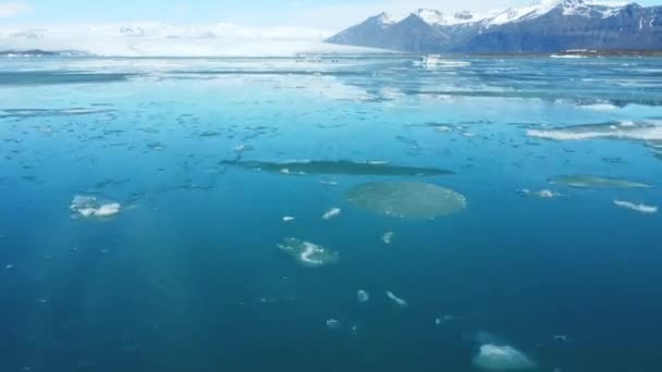 ジョガーロン氷河ラグーンで氷を溶かす 巨大な氷山は 冷たい水 北極の自然の氷の風景で漂流しています エピック クローズアップ ビュー — ストック動画