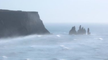 Reynisdrangar, İzlanda 'daki Vik Okyanusu kıyısında, Volkanik Dağlar, Büyük Dalgalı Siyah Uçurumlar. Yüksek kalite 4k görüntü