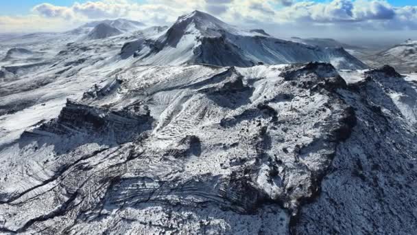 Snowy Mountains Range Blue Sky Islandii Epicka Panorama Lotnicza Piękna — Wideo stockowe