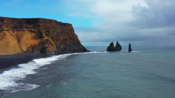 Reynisdrangar Ocean Coastline Vik Iceland Volcanic Mountains Black Cliffs Huge — Stock Video