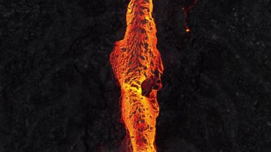 Volkan patlaması, Lava Nehri Dağ yamacından aşağı akıyor, Yerden gelen kızgın kızgın magma püskürmeleri. Yüksek kalite 4k görüntü