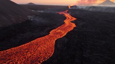 Volkan patlaması, Lava Nehri Dağ yamacından aşağı akıyor, Yerden gelen kızgın kızgın magma püskürmeleri. Yüksek kalite 4k görüntü