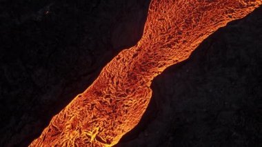 Volkan patlaması, Lava Nehri Dağ yamacından aşağı akıyor, Yerden gelen kızgın kızgın magma püskürmeleri. Yüksek kalite 4k görüntü