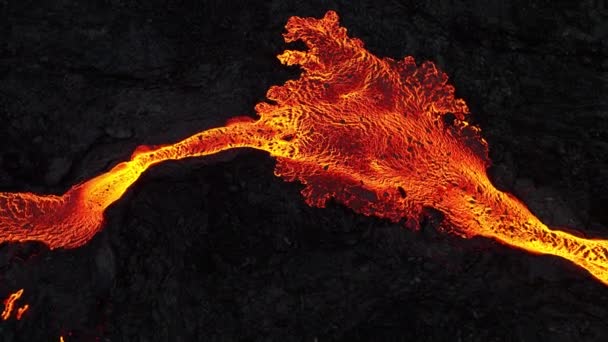 Vulkanausbruch Lavaflüsse Den Berghang Hinunter Glühend Heißes Magma Bricht Aus — Stockvideo