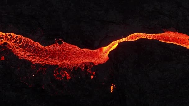 Извержение Вулкана Река Лава Стекает Вниз Склону Горы Земли Сгорают — стоковое видео