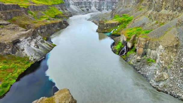 Spektakulärer Canyon Mit Scharfen Klippen Und Schnellem Fluss Norden Islands — Stockvideo