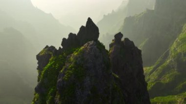 Gün batımında altın saat, gün doğumunda keskin bir tepe, Doğa Zirvesi Panoraması. Madeira. Portekiz. Yüksek kalite 4k görüntü