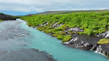 İzlanda 'da şelale, yaz mevsiminde birçok deresi olan soğuk turkuaz buzul nehri, destansı hava manzarası. 4k 
