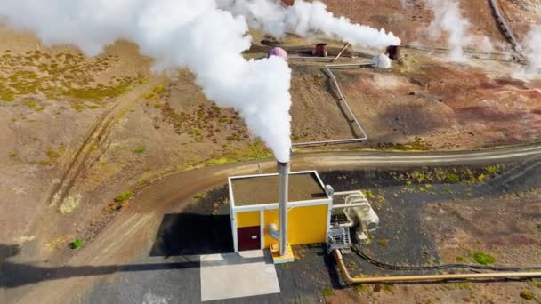位于冰岛热带火山景观中的现代地热发电厂正在从管道中产生可再生能源 绿色航空景观 高质量4K — 图库视频影像