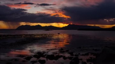 İzlanda Dağlarında Dramatik Gün Batımı, Timelapse 'de Destansı Bulutlar Hareket Ediyor. RAW 'da çekildi. - Evet. Yüksek kalite 4k görüntü