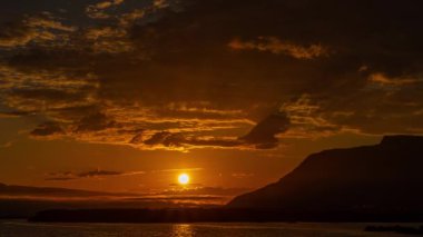 İzlanda Dağlarında Dramatik Gün Batımı, Timelapse 'de Destansı Bulutlar Hareket Ediyor. RAW 'da çekildi. - Evet. Yüksek kalite 4k görüntü