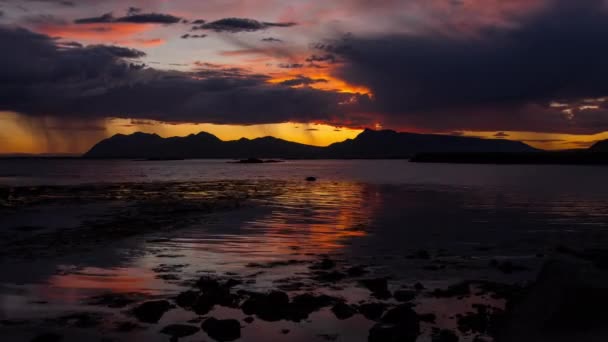 冰岛山脉上空的戏剧性落日 史诗般的云彩在时间的流逝中移动 在大马士革中弹 是的高质量的4K镜头 — 图库视频影像