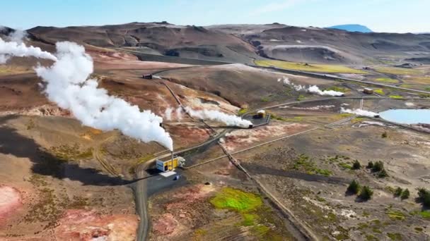 位于冰岛热带火山景观中的现代地热发电厂正在从管道中产生可再生能源 绿色航空景观 高质量4K — 图库视频影像