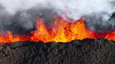 Volkan patlaması, İzlanda 'da yerden kızgın lav püskürmesi, insansız hava aracı aktif volkanik kraterin üzerinde uçması. Litli Hrutur Patlaması 2023. Yüksek kalite 4k görüntü
