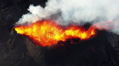 Volkan patlaması, İzlanda 'da yerden kızgın lav püskürmesi, insansız hava aracı aktif volkanik kraterin üzerinde uçması. Litli Hrutur Patlaması 2023. Yüksek kalite 4k görüntü