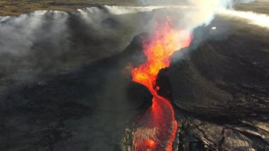Volkan patlaması, İzlanda 'da yerden kızgın lav püskürmesi, insansız hava aracı aktif volkanik kraterin üzerinde uçması. Litli Hrutur Patlaması 2023. Yüksek kalite 4k görüntü
