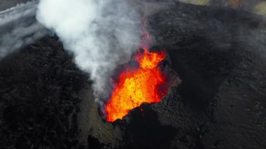 Volkan patlaması, İzlanda 'da yerden kızgın lav püskürmesi, insansız hava aracı aktif volkanik kraterin üzerinde uçması. Litli Hrutur Patlaması 2023. Yüksek kalite 4k görüntü