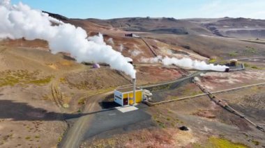 İzlanda 'da Resimli Volkanik Manzarada Çalışan Modern Jeotermal Enerji Santrali Sıcak Beyaz Buhar Dumanı Yenilenebilir Pipes Yeşil Enerji Hava Görünümünden Gelmektedir. Yüksek kalite 4k
