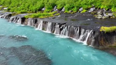 İzlanda 'da şelale, yaz mevsiminde birçok deresi olan soğuk turkuaz buzul nehri, destansı hava manzarası. 4k 