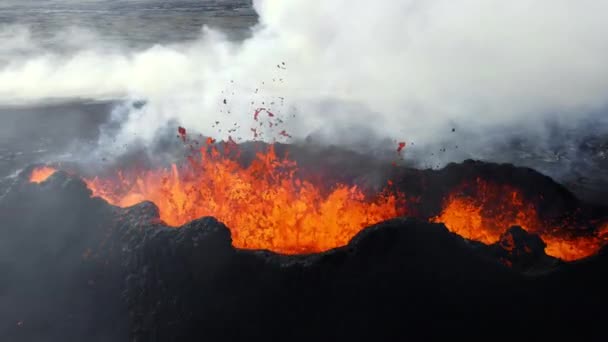 Erupce Sopky Země Islandu Vybuchuje Žhavá Láva Nad Aktivním Vulkanickým — Stock video