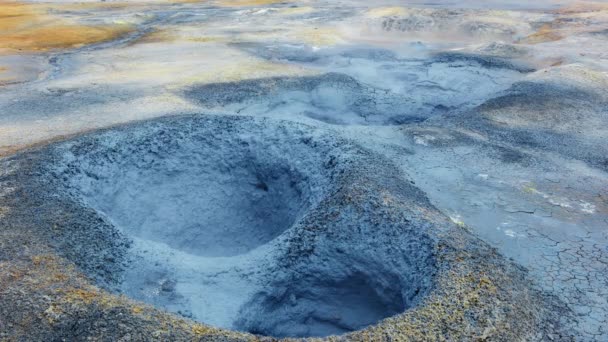アイスランドの地熱地帯 硫黄谷の純粋な緑のエネルギー喫煙フマロール 有名な観光地Hverir ミヴァトン湖近くの本当の火山活動 水を蒸発させる 空中写真4K — ストック動画