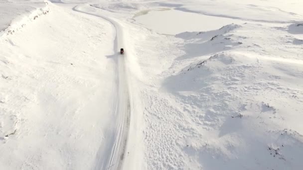 冰岛道路上的除雪 空中全景视图 冬天的雪路 清洗雪地的雪地车高质量的4K镜头 — 图库视频影像