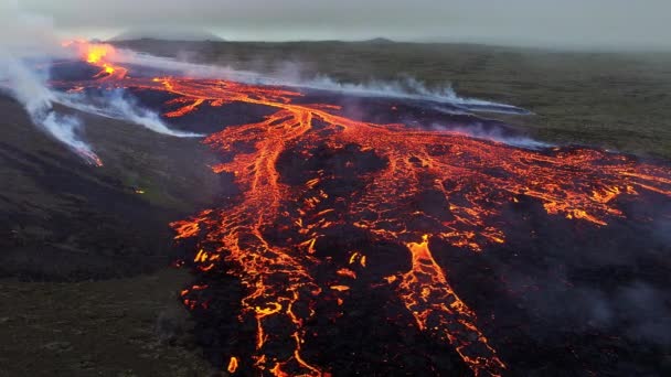 Έκρηξη Ηφαιστείου Κόκκινη Καυτή Λάβα Εκρήγνυται Από Έδαφος Στην Ισλανδία — Αρχείο Βίντεο