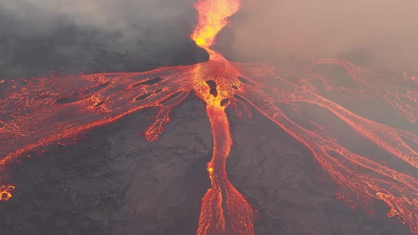 Erupce Sopky Země Islandu Vybuchuje Žhavá Láva Nad Aktivním Vulkanickým — Stock video