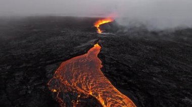 Volkan patlaması, İzlanda 'da yerden kızgın lav püskürmesi, insansız hava aracı aktif volkanik kraterin üzerinde uçması. Litli Hrutur Patlaması 2023. Yüksek kalite 4k görüntü