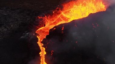 Volkan patlaması, İzlanda 'da yerden kızgın lav püskürmesi, insansız hava aracı aktif volkanik kraterin üzerinde uçması. Litli Hrutur Patlaması 2023. Yüksek kalite 4k görüntü