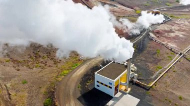 İzlanda 'da Resimli Volkanik Manzarada Çalışan Modern Jeotermal Enerji Santrali Sıcak Beyaz Buhar Dumanı Yenilenebilir Pipes Yeşil Enerji Hava Görünümünden Gelmektedir. Yüksek kalite 4k