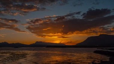İzlanda Dağlarında Dramatik Gün Batımı, Timelapse 'de Destansı Bulutlar Hareket Ediyor. RAW 'da çekildi. - Evet. Yüksek kalite 4k görüntü