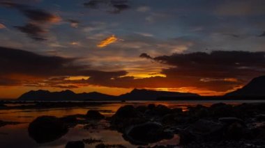 İzlanda Dağlarında Dramatik Gün Batımı, Timelapse 'de Destansı Bulutlar Hareket Ediyor. RAW 'da çekildi. - Evet. Yüksek kalite 4k görüntü