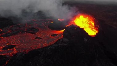 Volkan patlaması, İzlanda 'da yerden kızgın lav püskürmesi, insansız hava aracı aktif volkanik kraterin üzerinde uçması. Litli Hrutur Patlaması 2023. Yüksek kalite 4k görüntü