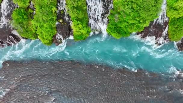 Wodospad Zimną Wodą Lodowcową Rzeka Wieloma Strumieniami Górach Letnich Islandzkie — Wideo stockowe