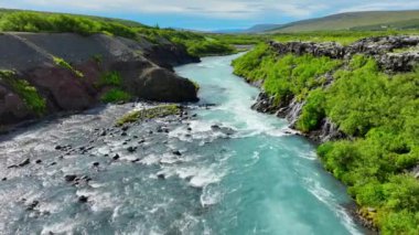 Soğuk buzul suyuyla şelale, Yaz Dağları 'nda birçok deresi olan nehir, İzlanda dağları, destansı hava manzarası. 4k 