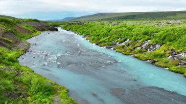 Soğuk buzul suyuyla şelale, Yaz Dağları 'nda birçok deresi olan nehir, İzlanda dağları, destansı hava manzarası. 4k 