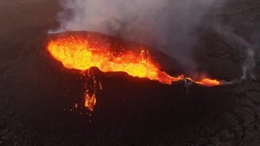 Volkan patlaması, İzlanda 'da yerden kızgın lav püskürmesi, insansız hava aracı aktif volkanik kraterin üzerinde uçması. Litli Hrutur Patlaması 2023. Yüksek kalite 4k görüntü