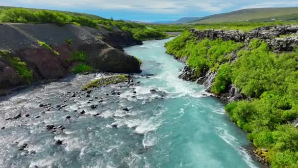 Wasserfall Mit Kaltem Gletscherwasser Fluss Mit Vielen Bächen Den Sommerbergen — Stockvideo