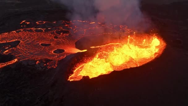火山噴火 赤い熱い燃える溶岩はアイスランドの地面から噴出し ドローンは活動的な火山クレーターの上を飛ぶ リトル エラプション2023 高品質の4K映像 — ストック動画
