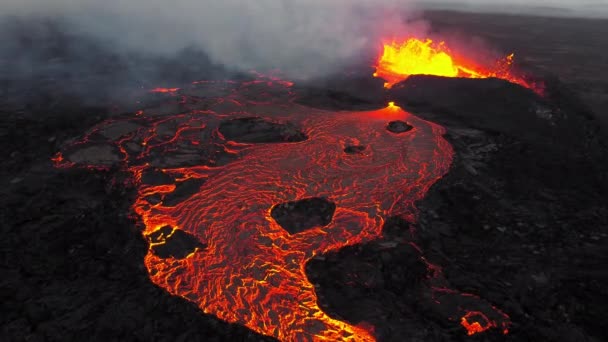 Виверження Вулкана Червона Гаряча Лава Вивергається Землі Ісландії Безпілотник Літає — стокове відео