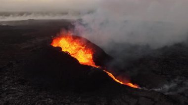 Volkan patlaması, İzlanda 'da yerden kızgın lav püskürmesi, insansız hava aracı aktif volkanik kraterin üzerinde uçması. Litli Hrutur Patlaması 2023. Yüksek kalite 4k görüntü