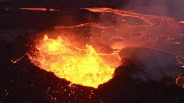 Volkan patlaması, İzlanda 'da yerden kızgın lav püskürmesi, insansız hava aracı aktif volkanik kraterin üzerinde uçması. Litli Hrutur Patlaması 2023. Yüksek kalite 4k görüntü