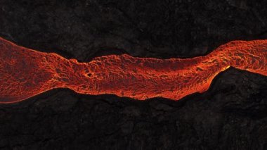 Volkan patlaması, İzlanda 'da yerden kızgın lav püskürmesi, insansız hava aracı magma nehrinin üzerinde uçması. Litli Hrutur Patlaması 2023. Yüksek kalite 4k görüntü