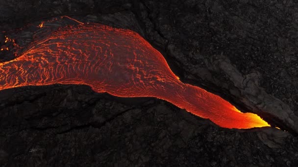 火山噴火 赤い熱い燃える溶岩がアイスランドの地面から噴出し 無人機がマグマ川を飛ぶ リトル エラプション2023 高品質の4K映像 — ストック動画