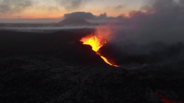 Volkan patlaması, İzlanda 'da yerden kızgın lav püskürmesi, insansız hava aracı aktif volkanik kraterin üzerinde uçması. Litli Hrutur Patlaması 2023. Yüksek kalite 4k görüntü