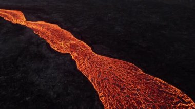 Volkan patlaması, İzlanda 'da yerden kızgın lav püskürmesi, insansız hava aracı magma nehrinin üzerinde uçması. Litli Hrutur Patlaması 2023. Yüksek kalite 4k görüntü