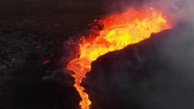 Volkan patlaması, İzlanda 'da yerden kızgın lav püskürmesi, insansız hava aracı aktif volkanik kraterin üzerinde uçması. Litli Hrutur Patlaması 2023. Yüksek kalite 4k görüntü